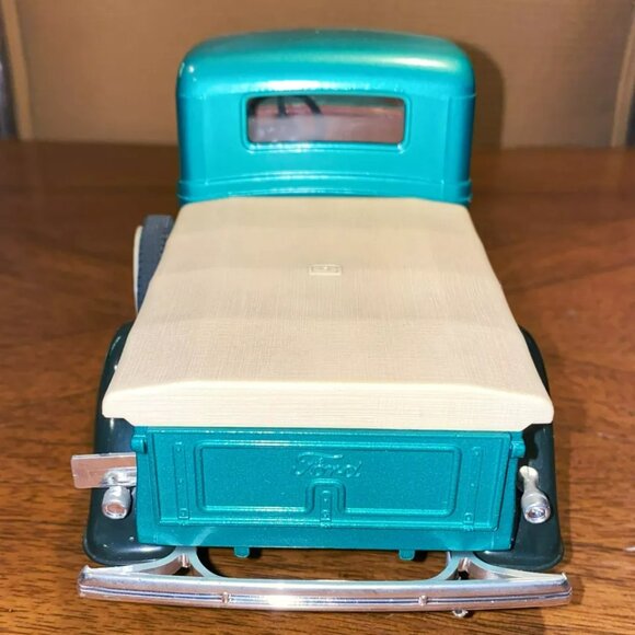 Solido Ford V8 Pick Up 1936 Turquoise & Black Model Truck 1/19 Scale - Picture 4 of 5